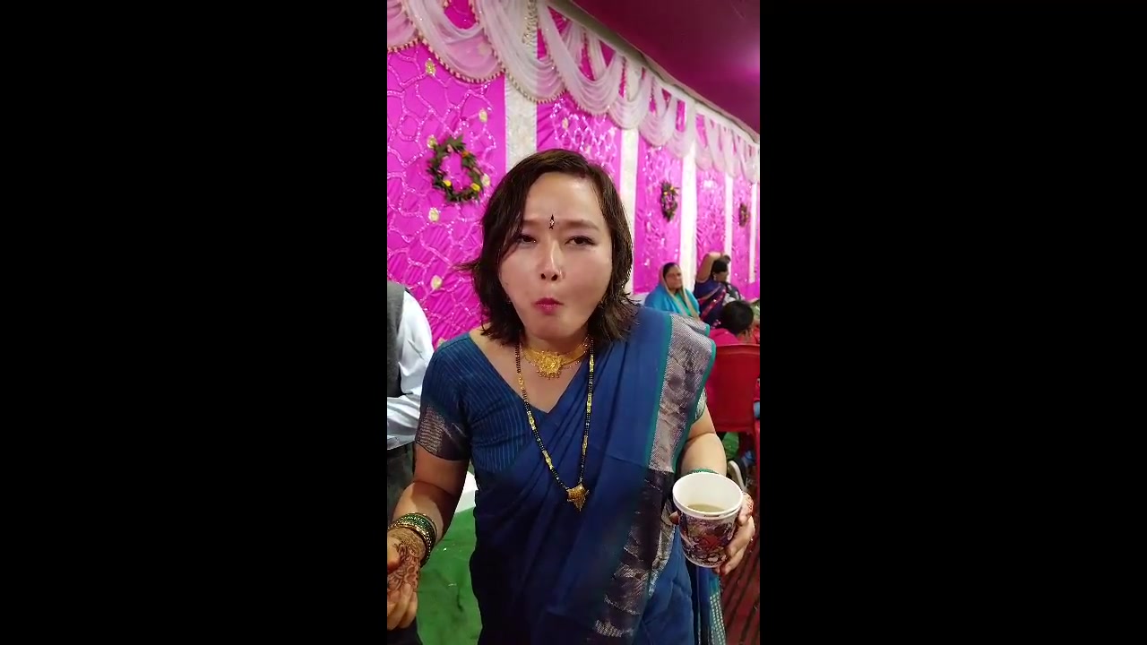 品尝印度男人口嚼烟paan 槟榔叶和各种香料 我评论道:"嗯～有 漂白粉