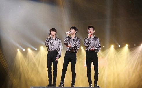 元旦跨年易烊千玺