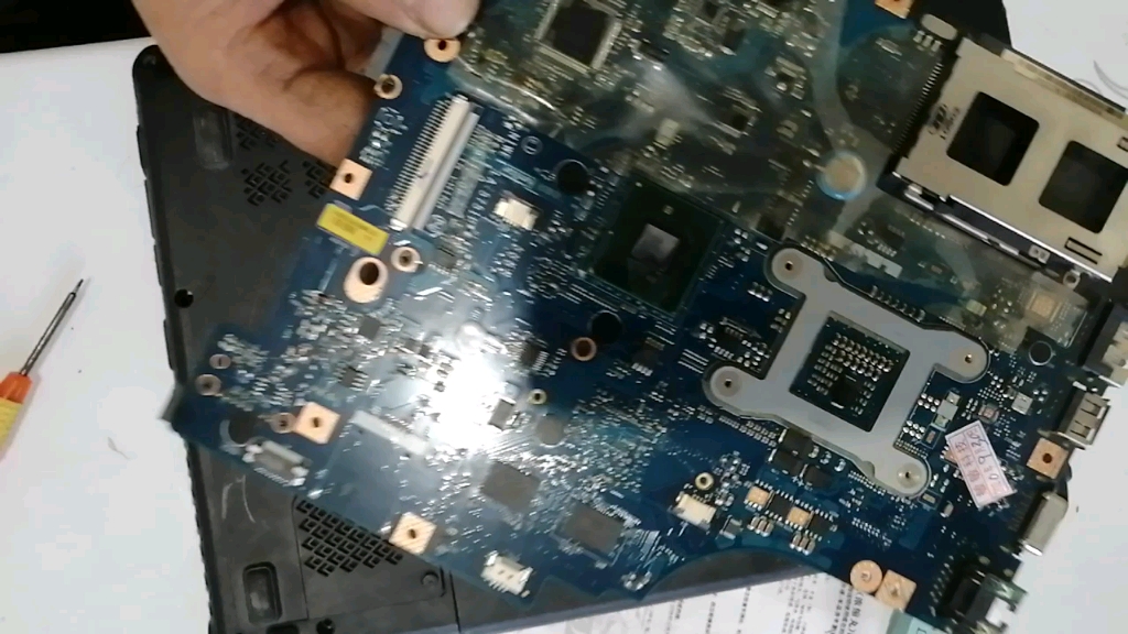 在酒厂更换 联想z460笔记本 电脑主板,1拆机