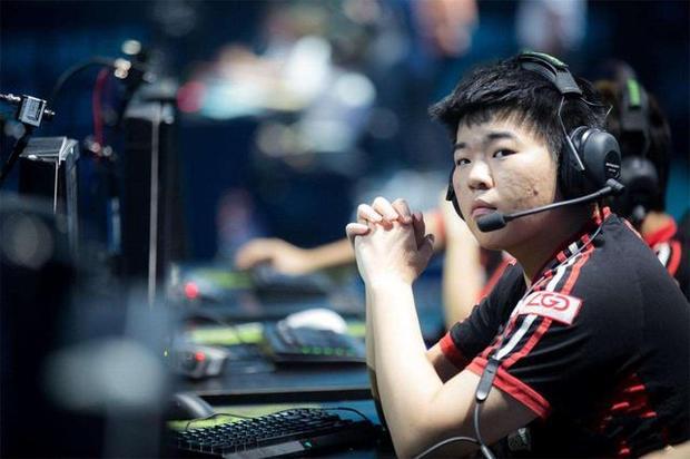 谁能告诉我韦神用的这款耳机型号?