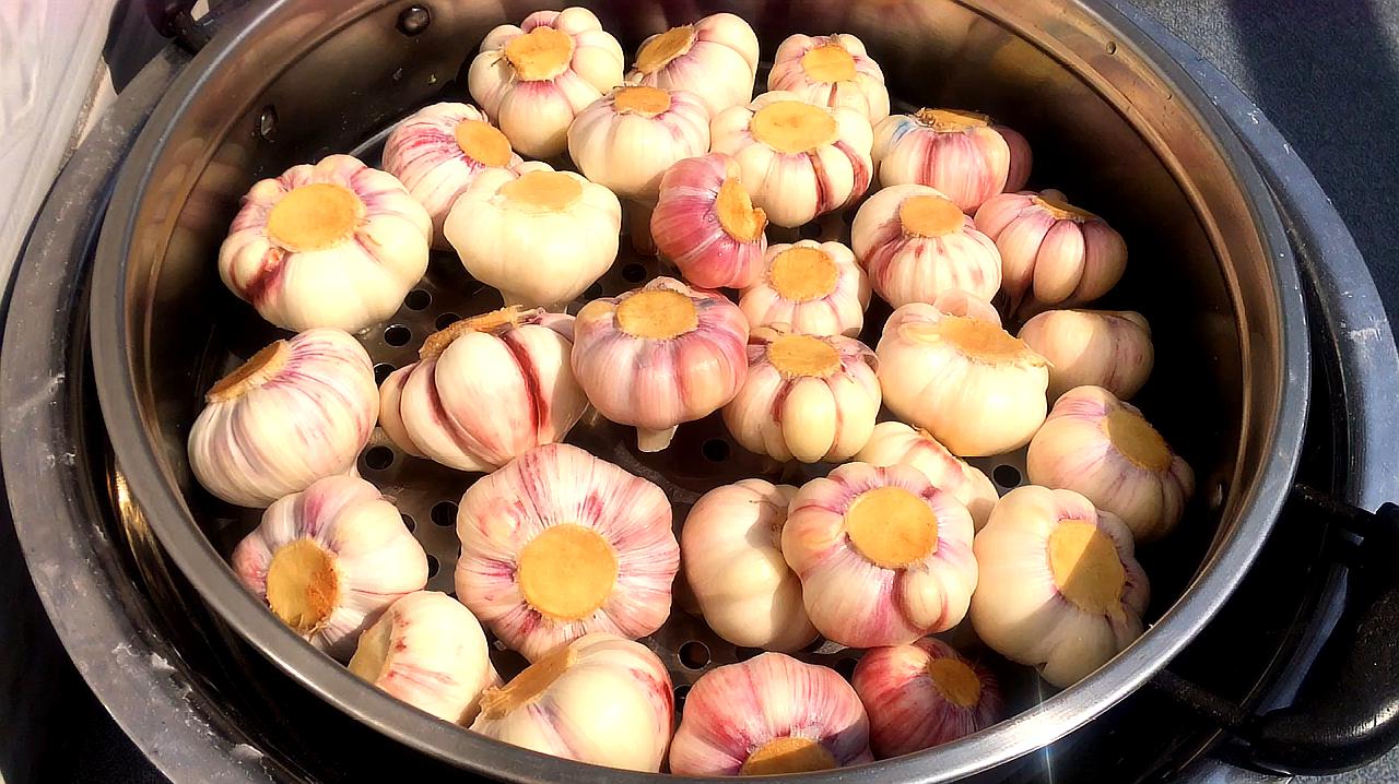 几十年传承下来 b>制作糖蒜 /b>的老方法,酸甜开胃!