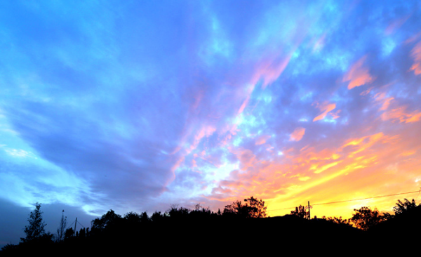织女织得一手好彩锦王母用她织的彩锦装饰天空那就是云霞像什么