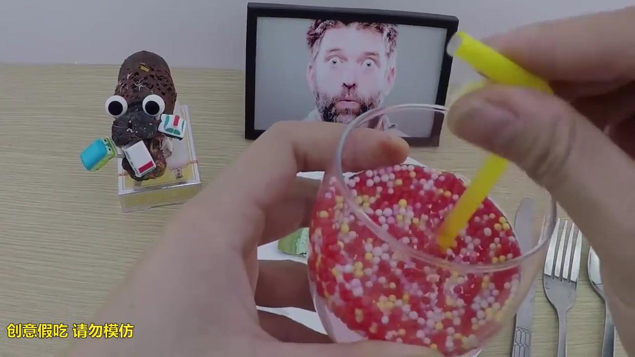 牛人吃泡沫球和小玩具,创意假吃,请勿模仿!