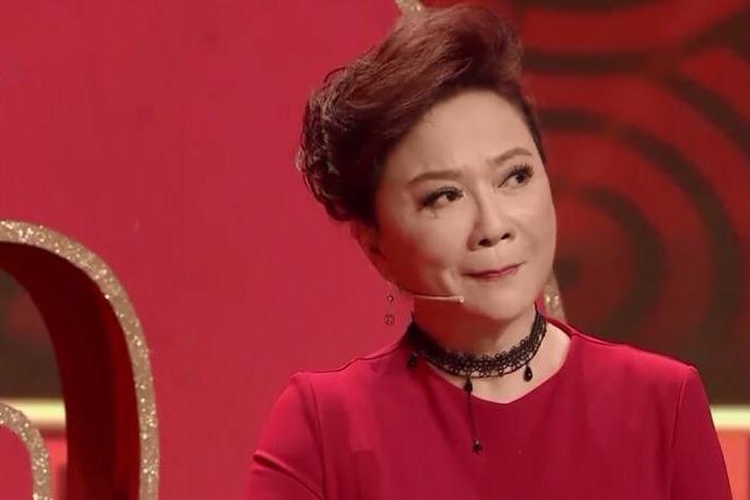 视频:老艺术家蔡明穿一身红来到王牌对王牌节目舞台,风采依旧