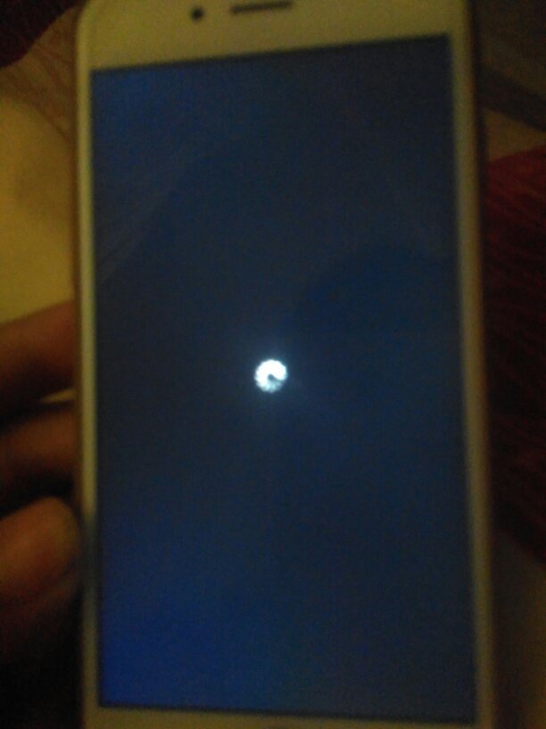 苹果6s突然黑屏 中间出个圆圈一直转是怎么回