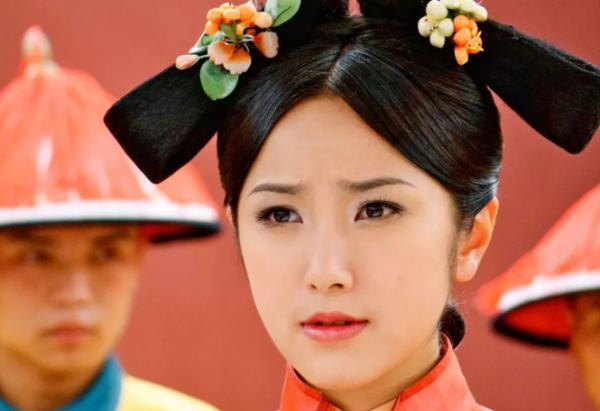 深宫谍影里的皇上和以丹格格是什么关系