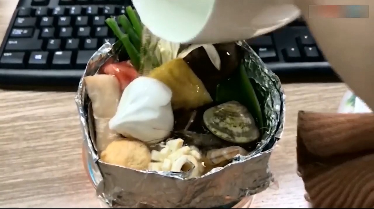 办公室小野花样作,在办公室里仅用蜡烛,锡箔纸和碗做自煮小火锅