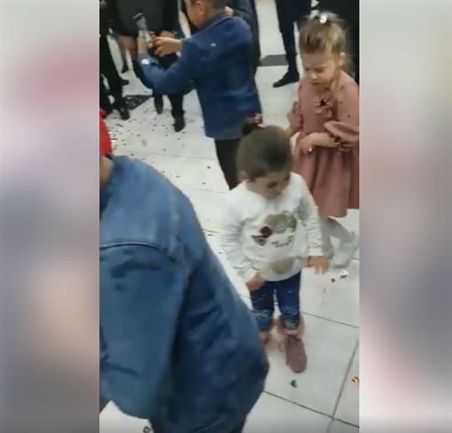 新郎婚礼上放新娘