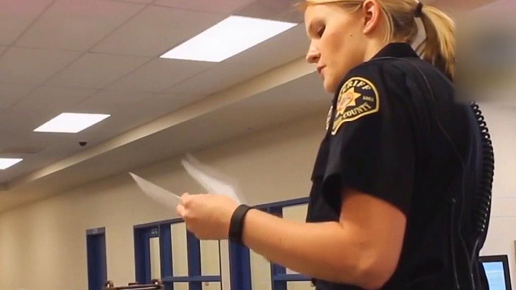 英国一女狱警爱上囚犯:三次在牢房发生关系,还给他发裸照视频