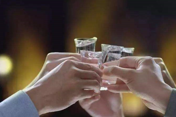 "推杯换盏"是拒酒代茶的意思,那为何古人喝茶用"盏",喝酒才用"杯"呢?