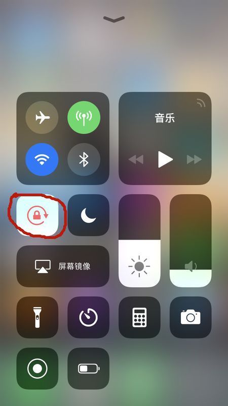 蘋果手機屏幕右上角有個鎖的圖標,怎樣才能解鎖?