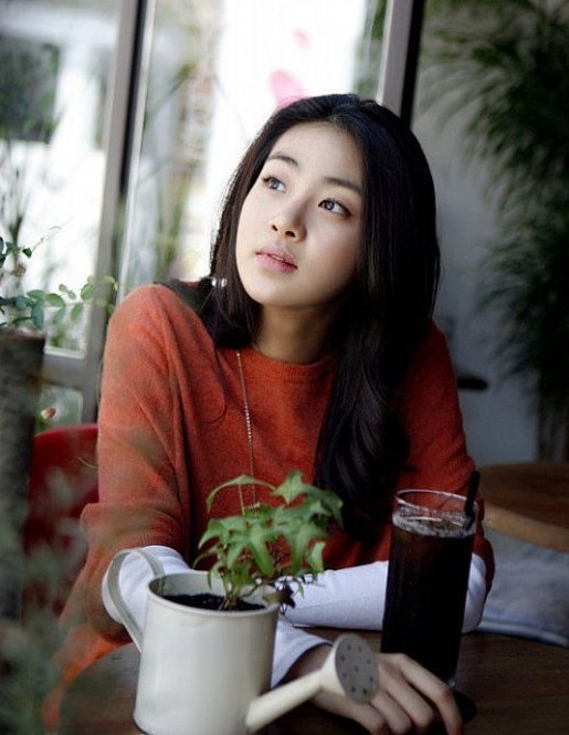 有点像雪莉 91年的金涩琪   93年的郑恩地 90年的朴宝英 90年的姜素拉