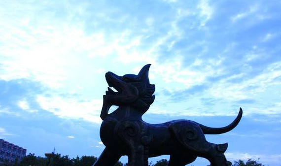 扩展资料: 中国古代民间神话传说中的神兽是指以两仪二圣(太阳烛照