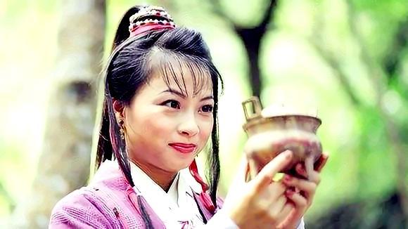 视频: 97年《 天龙八部》主题曲,阿紫现场演唱,一颦一笑都记得!