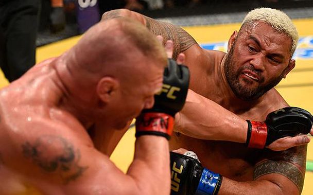 ufc重量级经典: wwe巨兽 大布 vs  超级萨摩亚人马克亨特