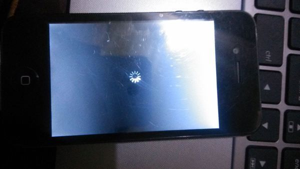 苹果手机充冲不进电 屏幕一闪一闪 不显示屏幕