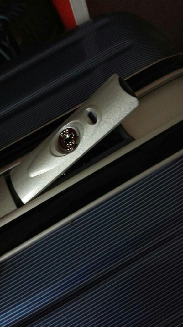 请问这种行李箱密码锁怎么改?