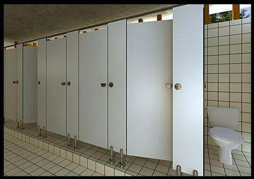 男高中生在女厕安监控威胁女生,他会受到哪些处罚?