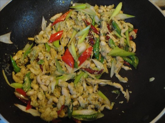 垫上一块木板,把专溺死的豆丹属从头到尾擀出内脏,放到水中清洗,去掉