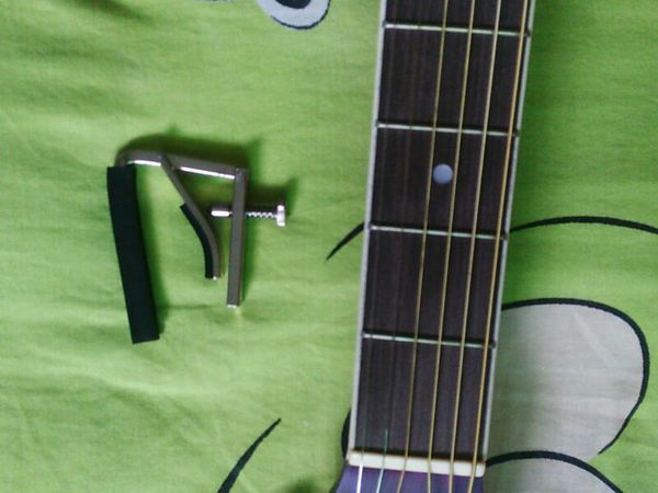 吉他初学者新买的变调夹不知道怎么用