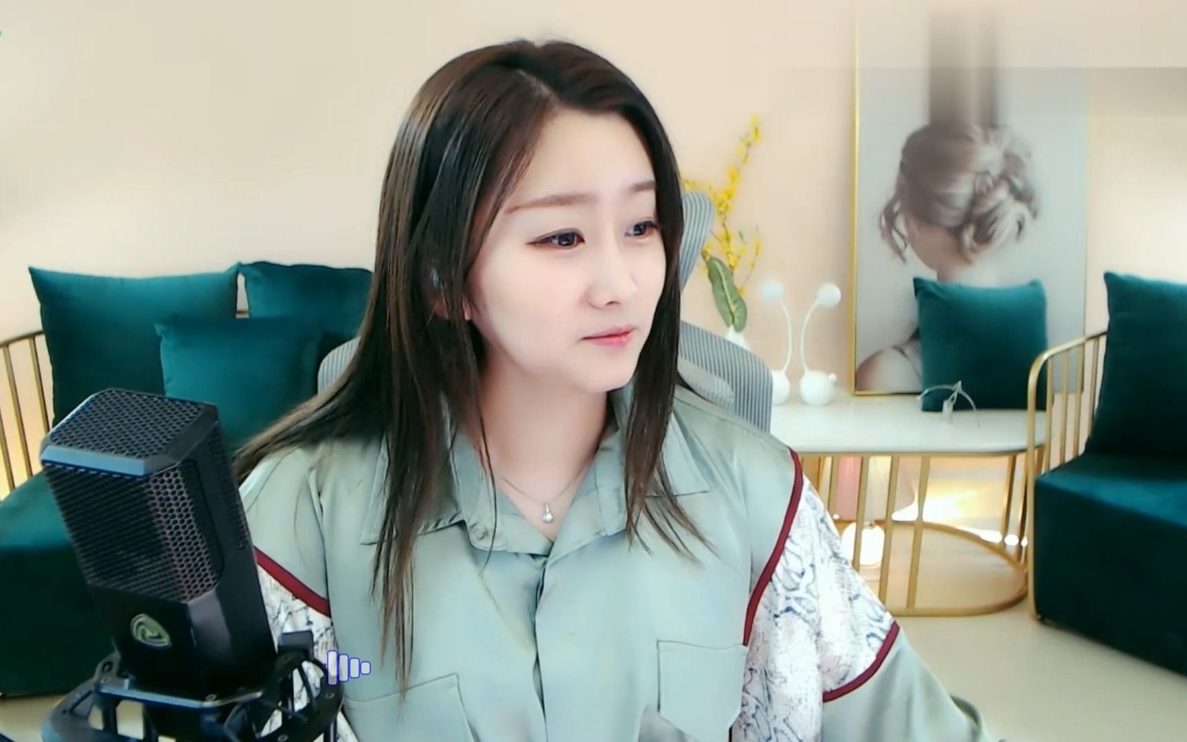 美女主播菲儿演唱歌曲《后来我去北京找过你》歌声甜美,好听醉人!