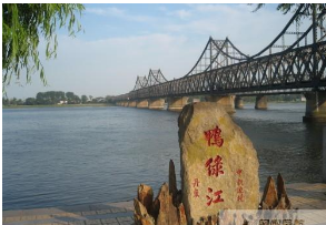 丹东旅游鸭绿江上卖烟的朝鲜人是真的吗?
