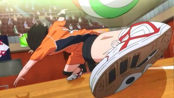 小排球西谷用脚救球在第几集?