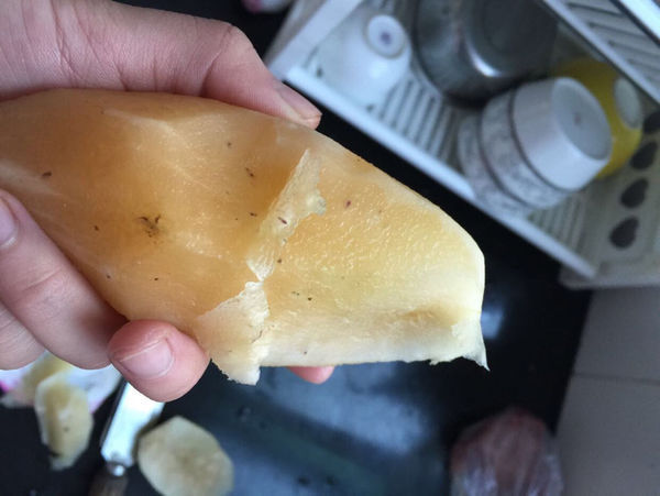 请问雪莲果上的黑点是什么.能吃吗?它们长的很深! 切进去还有