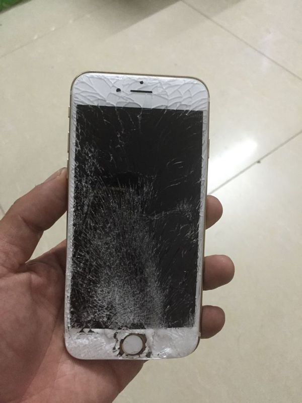 手机摔成这样了,还能维修吗?