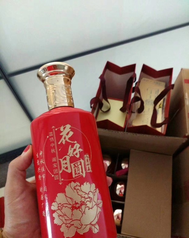 中秋节前,朋友带了一箱中秋私人定制酒给我,用来送人可以么?