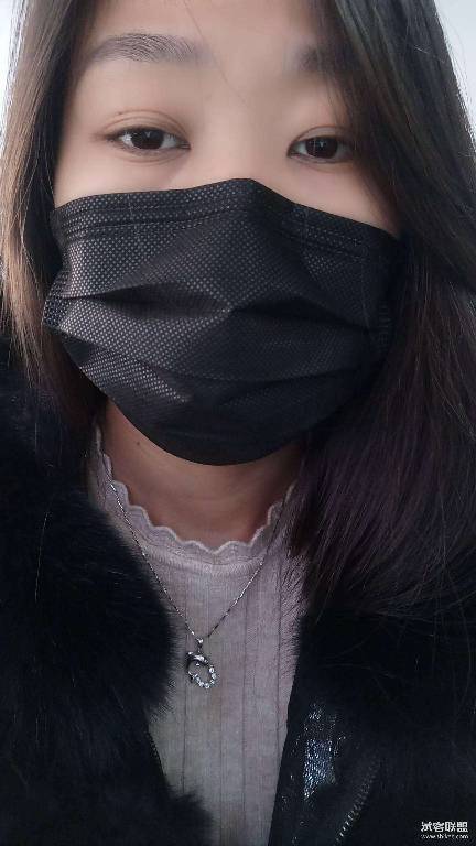 为什么有许多女孩子喜欢戴这种黑色的一次性口罩