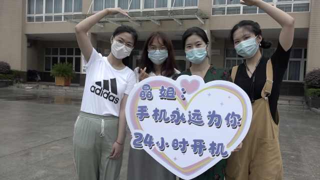 武 科大辅导员举牌雨中送别毕业生:手机依然为你们24小时开机