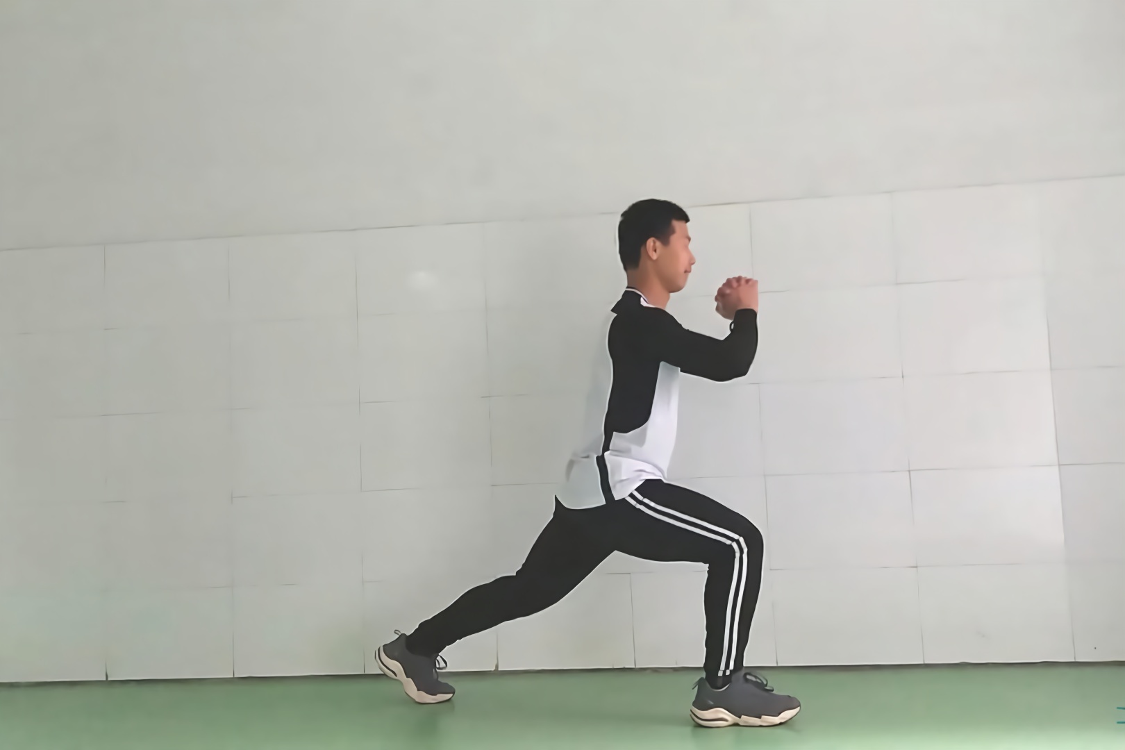 弓步跳,强腰减肥的好动作,但是为了保护膝盖,不要每天练习!
