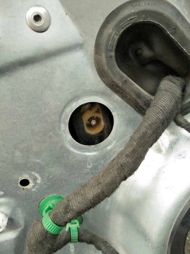 大神们,外六角反丝螺丝断了怎么取出来啊