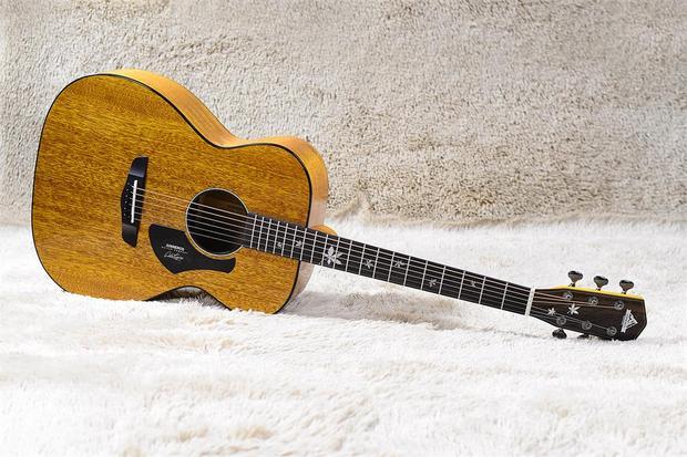 04 詹尼吉他m22-枫叶是什么材质做工? 答:主体材质是:桃花芯!