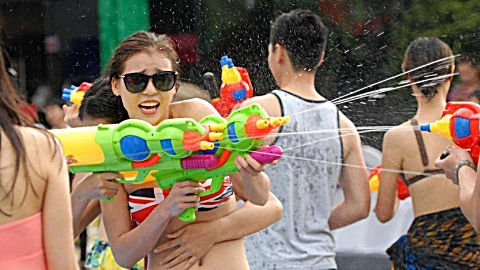 泼水节也有"人民币玩家",水枪已经过气了,美女看到他只能跑!