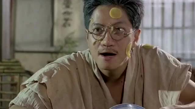  b>午马 /b>僵尸片搞笑片段, 被踢中要害, 看表情就够笑一天