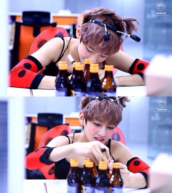 求防弹少年团金泰亨在团综新人王中扮女装的照片,要高清的,就是扮成