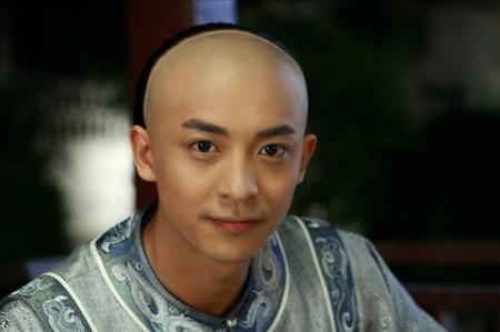 爱情公寓里的张伟和新还珠格格里的尔康是同一个演员吗?