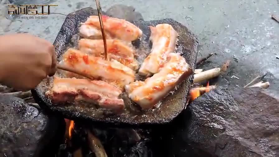 农家小姐姐深山烤 五花肉!石板上烤 五花肉!香的不要不要的!
