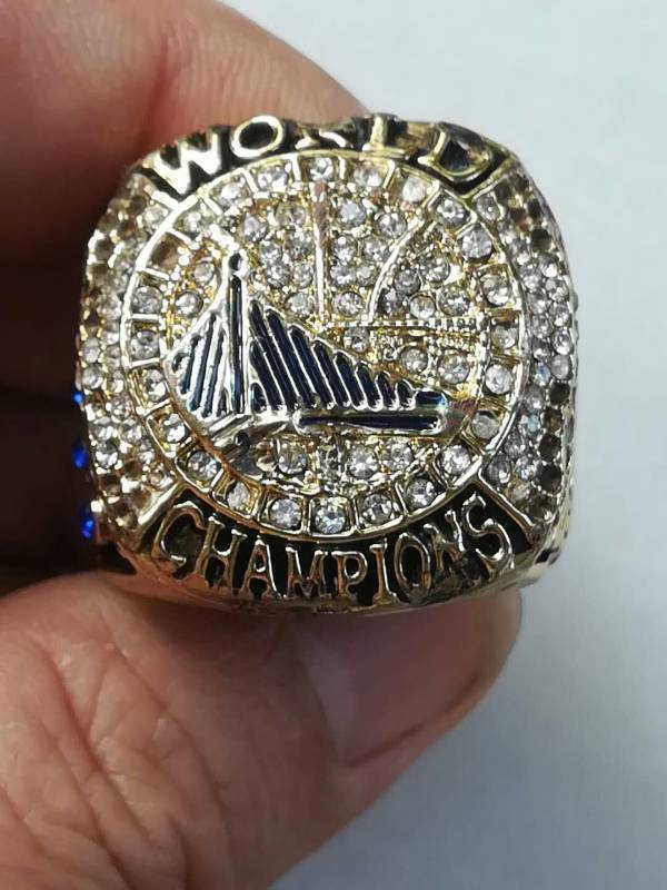 2017年nba杜兰特总冠军戒指金色的,是真品吗?