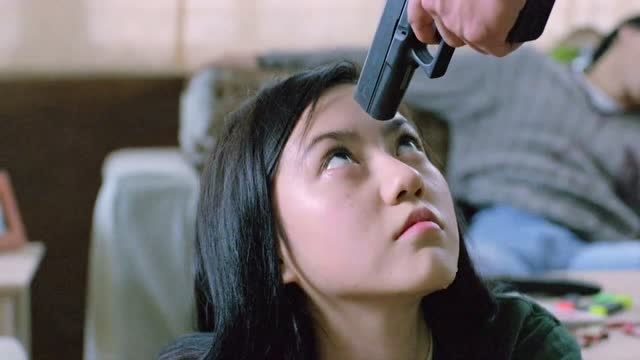 门铃响起女孩突然害怕的说是叔叔,警察上前查看,一枪爆头!