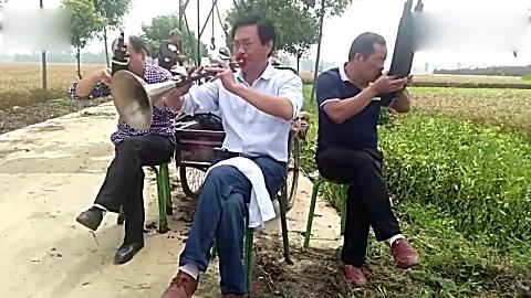 实拍河南民间唢呐高手深情吹奏曲剧《刘备哭灵》表情太丰富了