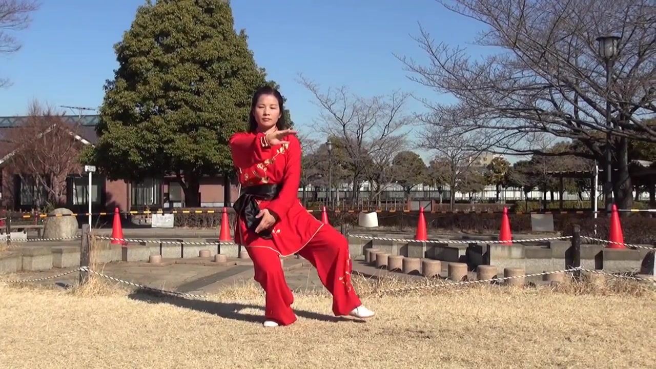 24式简化太极拳 演练者: b>黄冬梅 /b>