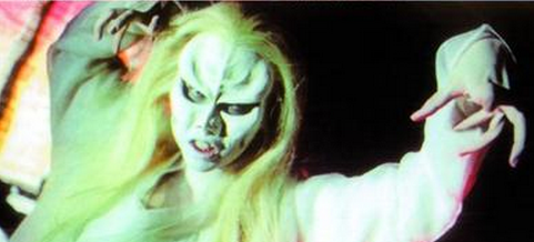 一部香港搞笑鬼片里一个人说那个女鬼也不恐怖