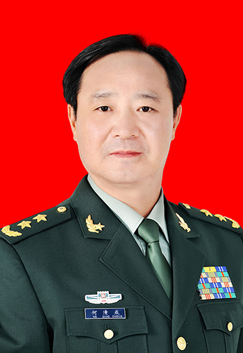 2014年7月,何清成与时任新疆军区政治委员刘雷,时任兰州军区副司令员