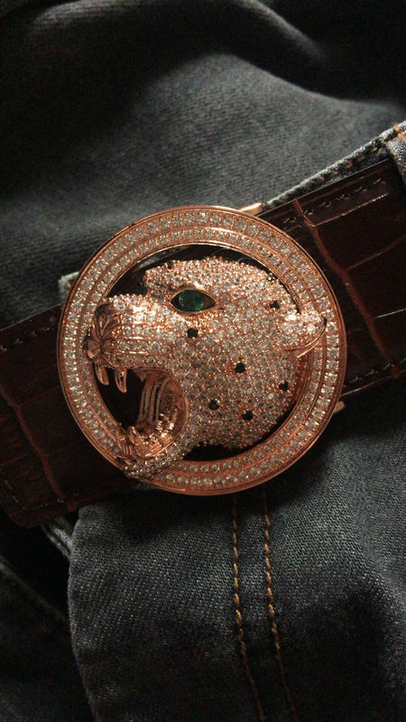 03 您好, 此款腰带应该是牛皮压鳄鱼纹 史蒂芬 (但是是卡地亚豹子头)