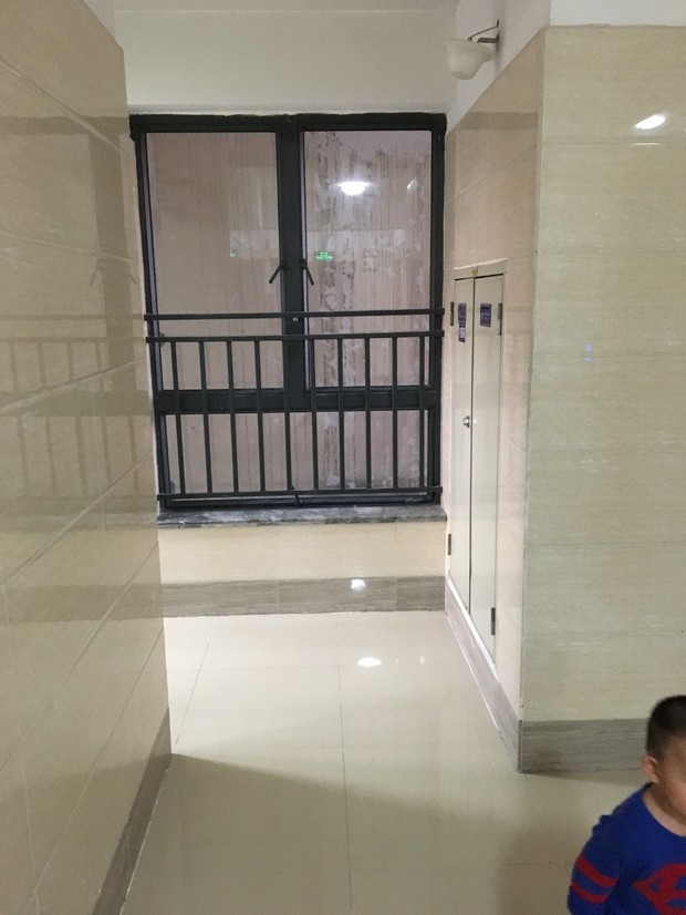 入户门与楼梯隔着防火门,并且对着消防管