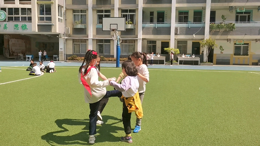 [图]小学生体育游戏之编花篮