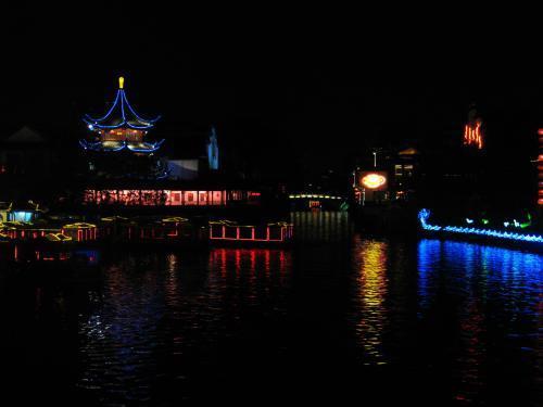 人在南京 晚上有什么好玩的地方推荐吗